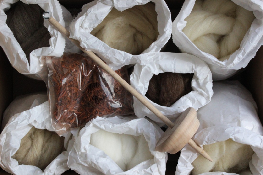 Wollfasern und Handspindel