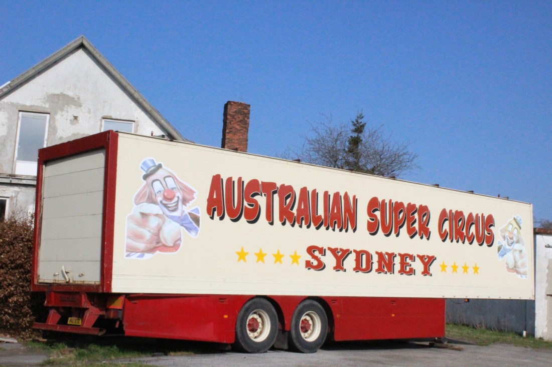 Verlassener LKW-Anhänger, auf dem "Australian Super Circus Sidney" steht.