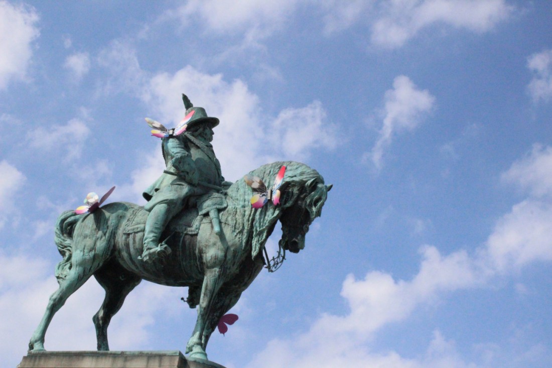 Statue eines Reiters auf einem Pferd in Malmö, dekoriert mit den Schmetterlingen vom Eurovision Song Contest.