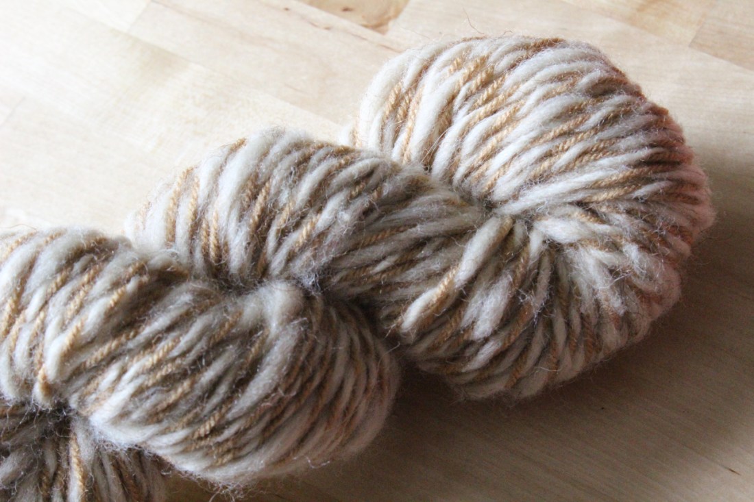 Garnbündel hellbraune Wolle, das auf einem Brikenholztisch liegt