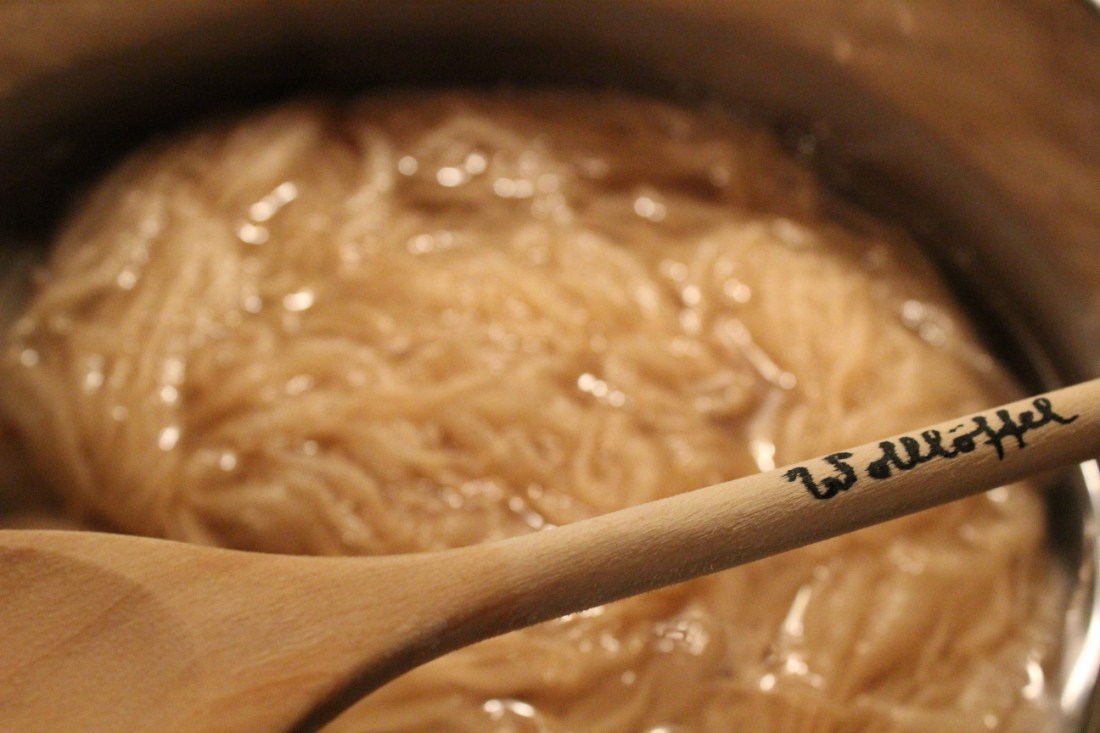 Wolle aus Holland im Beizbad, auf dem Topf liegt ein Holzlöffel, auf dem "Wollöffel" steht.