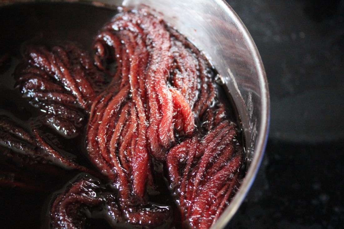 Wolle aus Spanien im Farbbad, sieht aus wie warmrote Fleischwürmer.