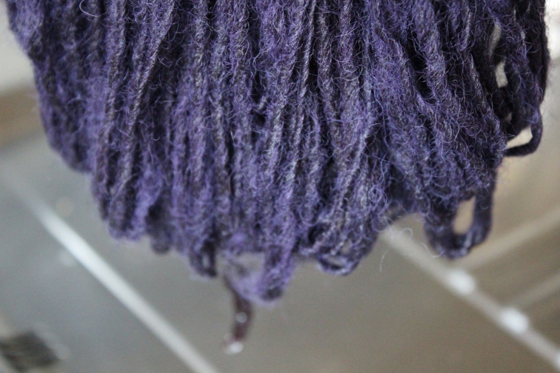 abtropfendes lila Garn.