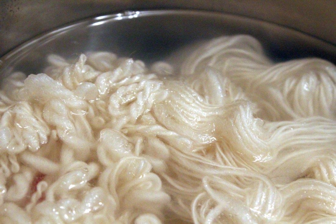 Wolle aus Norwegen im Beizbad.