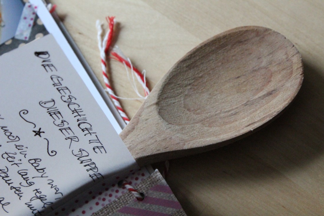 Eine durchsichtige Zwischenzeite, auf der ihre Überschirft "Die Geschichte dieser Suppe" zu lesen ist.