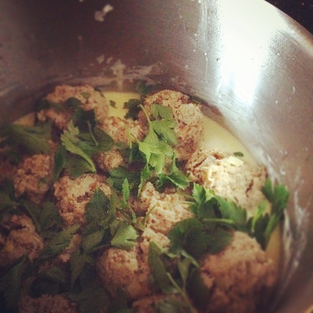 Innenansicht der fertigen Klopse in der Soße im Tops, mit Petersilie drüber.