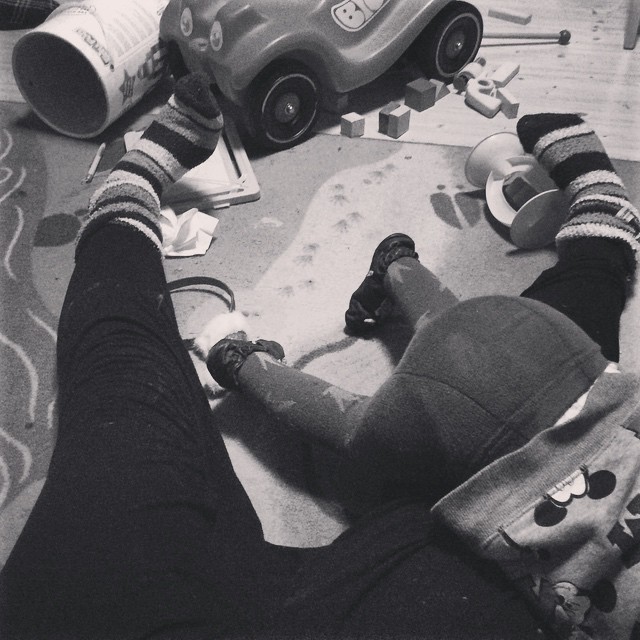 Ein Kinderpopo in Strumpfhose, das Kind kletter über meine Oberschenkel. Ich sitze auf dem Boden, mit plüschigen Socken, zwischen Bauklötzen und Bobbycar.