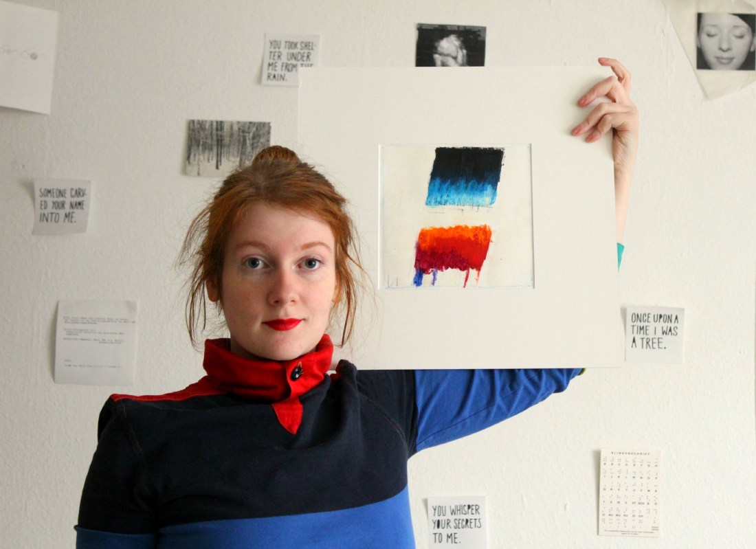 Ich stehe vor einer mit schwarz-weißen Kleinigkeiten bebilderten Wand, trage ein Kleid in Blau, sodunkelfastschwarzblau und rot, habe einen Zopf zu einen Knödel gebunden und trage ein Bild in einem quadratischen Passe-Partout auf dem Arm. Das Bild darin besteht aus zwei schräg nach rechts gelehnten breiten Streifen, die auf einer Linie liegen, aber unverbunden sind. der Obere Streifenteil ist oben Schwarz und wird immer heller, ist klar und glatt. Der untere Streifenteil ist roange, rot und ein bisschen lila, ist wellig, wie als schmölze er.