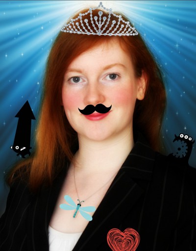 Bewerbungsfoto von mir in Anzug, mit Quatsch aufgemotzt. Ich trage einen Schnurrbart, eine Krone, kleine Monster sitzen auf meiner Schulter und im Hintergrund strahlt ein gleisendes Licht ins besternte Blau.