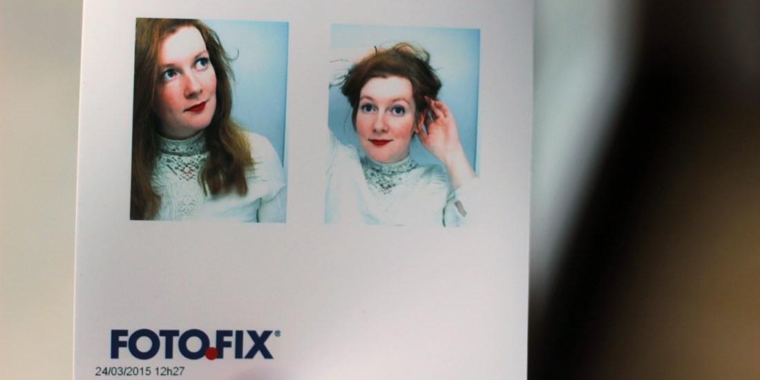 Ausschnitt aus einem Ausdruck vom Fotofix-Passbildautomaten, untere Reihe. Auf dem linken Bild fallen mir die Haare lang runter, ich gucke schräg nach oben, auf dem rechten bild halte ich sie mit beiden Händen zu einer Hochsteckfrisur hoch. AUf beiden Bildern trage ich eine weiße Spitzenbluse und ziemlich rote Lippen.